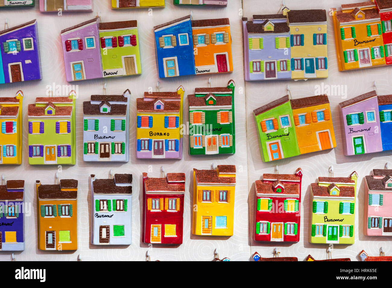 Aimants pour vente de maisons miniatures montrant couleurs de Burano, Venise, Italie en janvier Banque D'Images