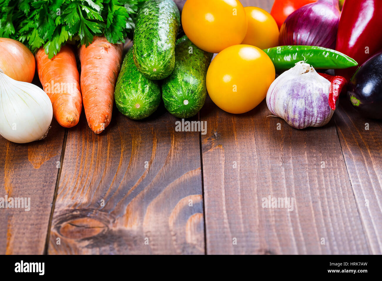 La photographie des légumes différents sur la vieille table en bois Banque D'Images