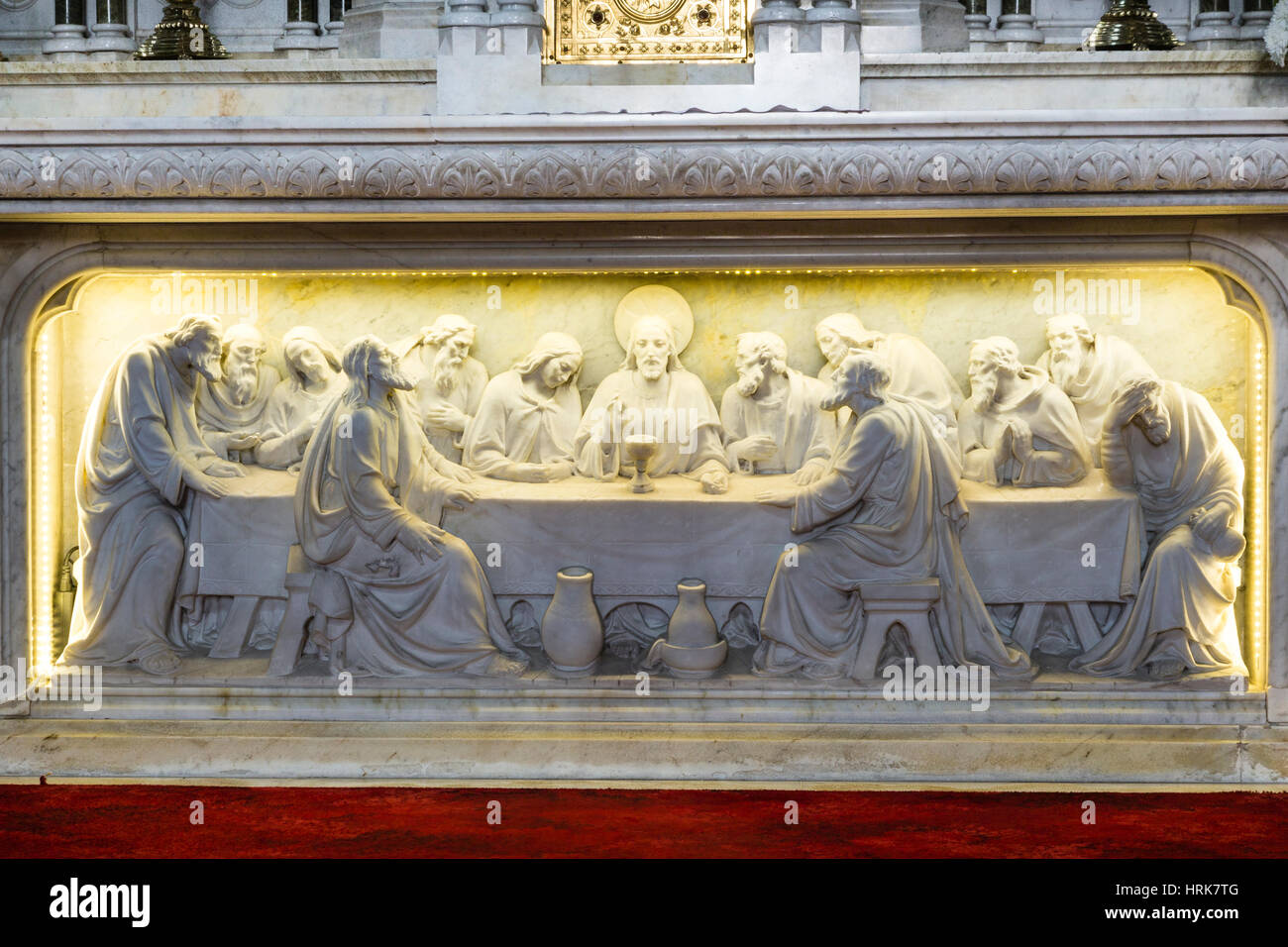 La dernière Cène sur l'autel de la sculpture sur pierre, Daniel O'Connell Memorial Church, Cahersiveen, Irlande Banque D'Images