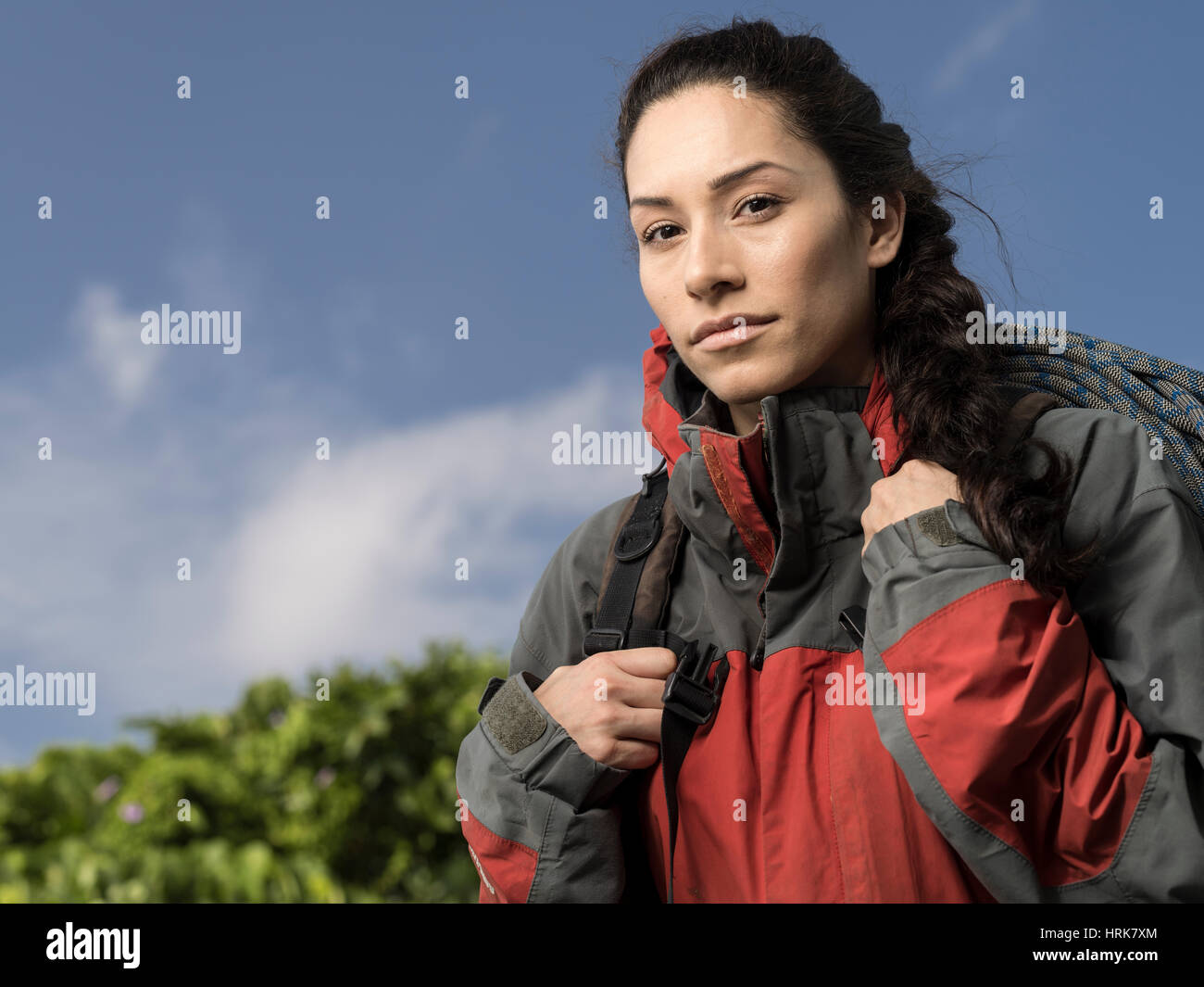 Femme d'alpiniste à la veste et la corde Banque D'Images