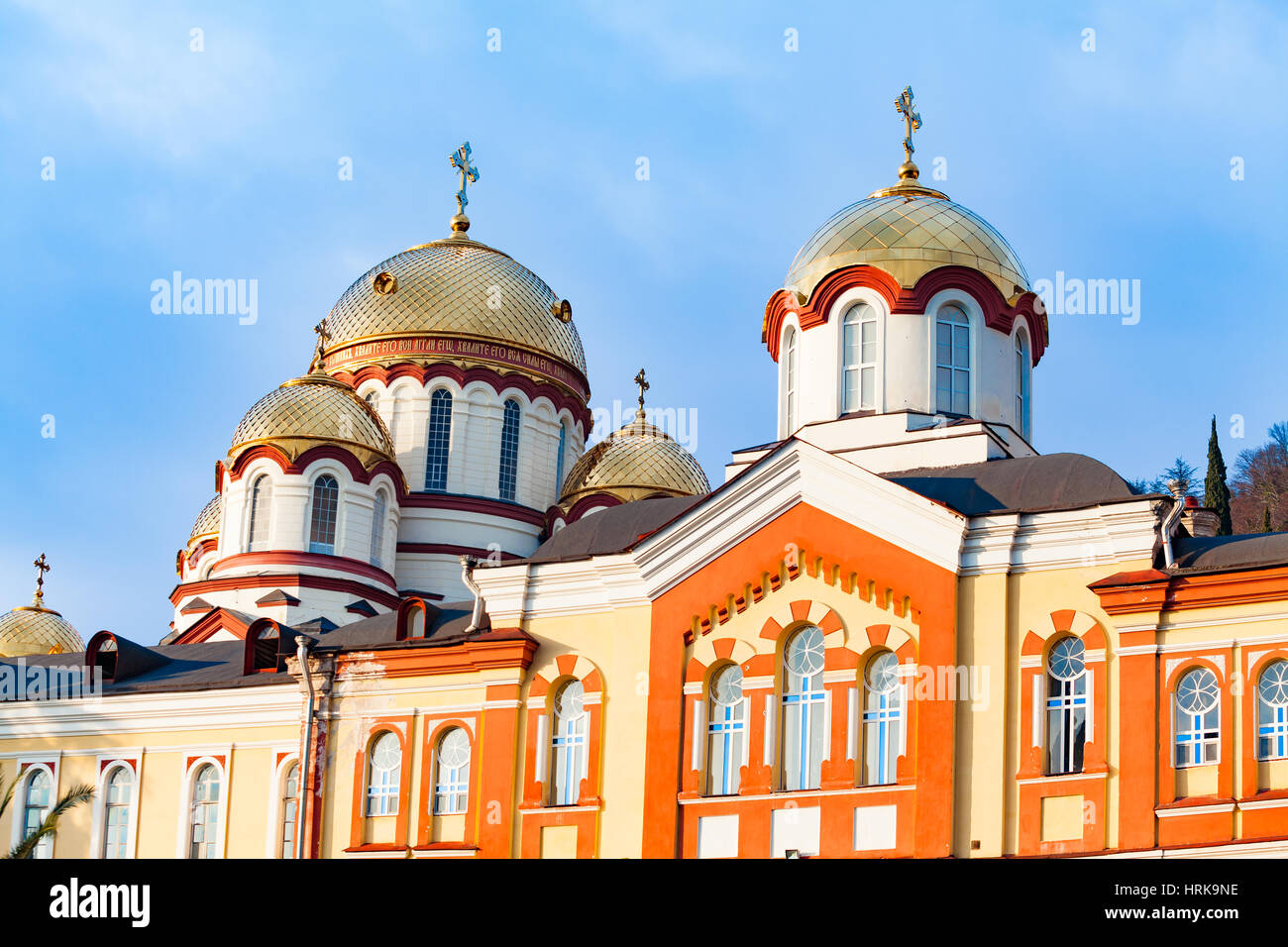 Nouvelle Athos monastère de Saint Simon le Cananéen monastère dans le soleil. Nouvelle Athos, de l'Abkhazie. Banque D'Images