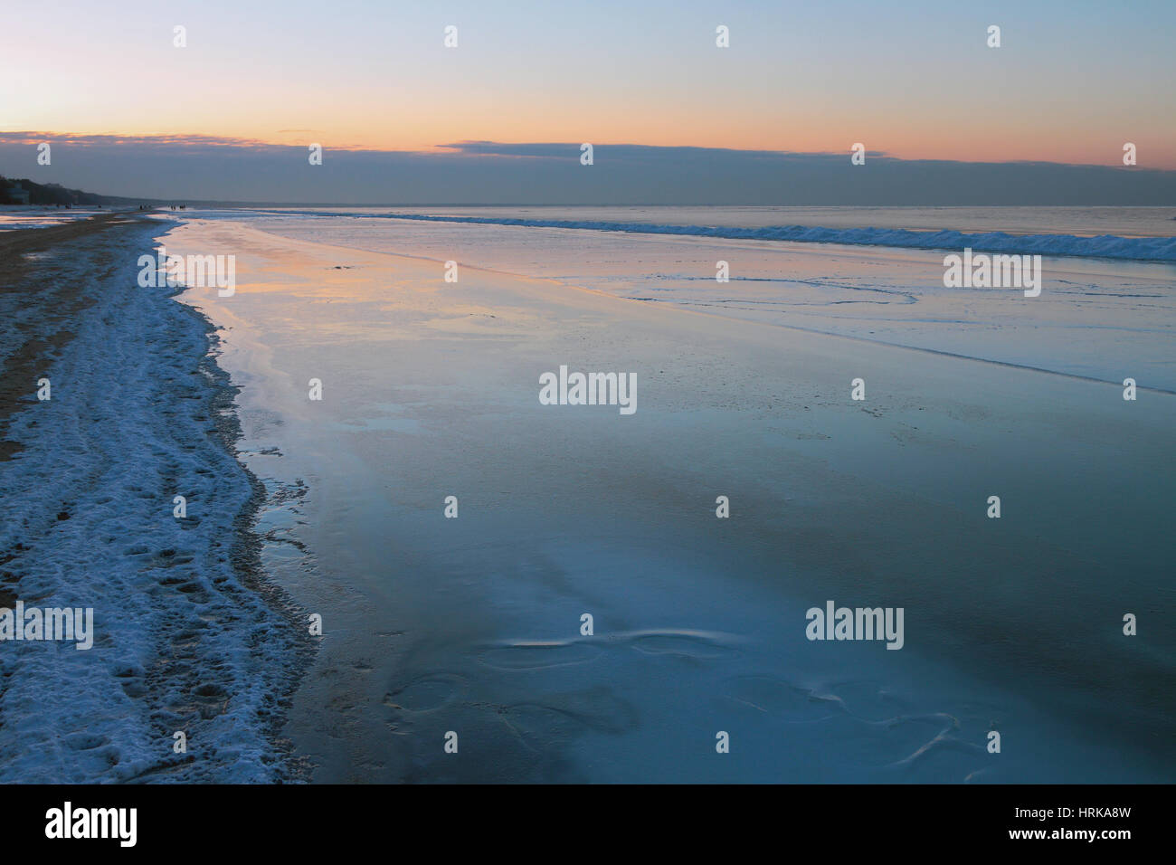 Golfe de Riga en soirée d'hiver. Jurmala, Lettonie Banque D'Images