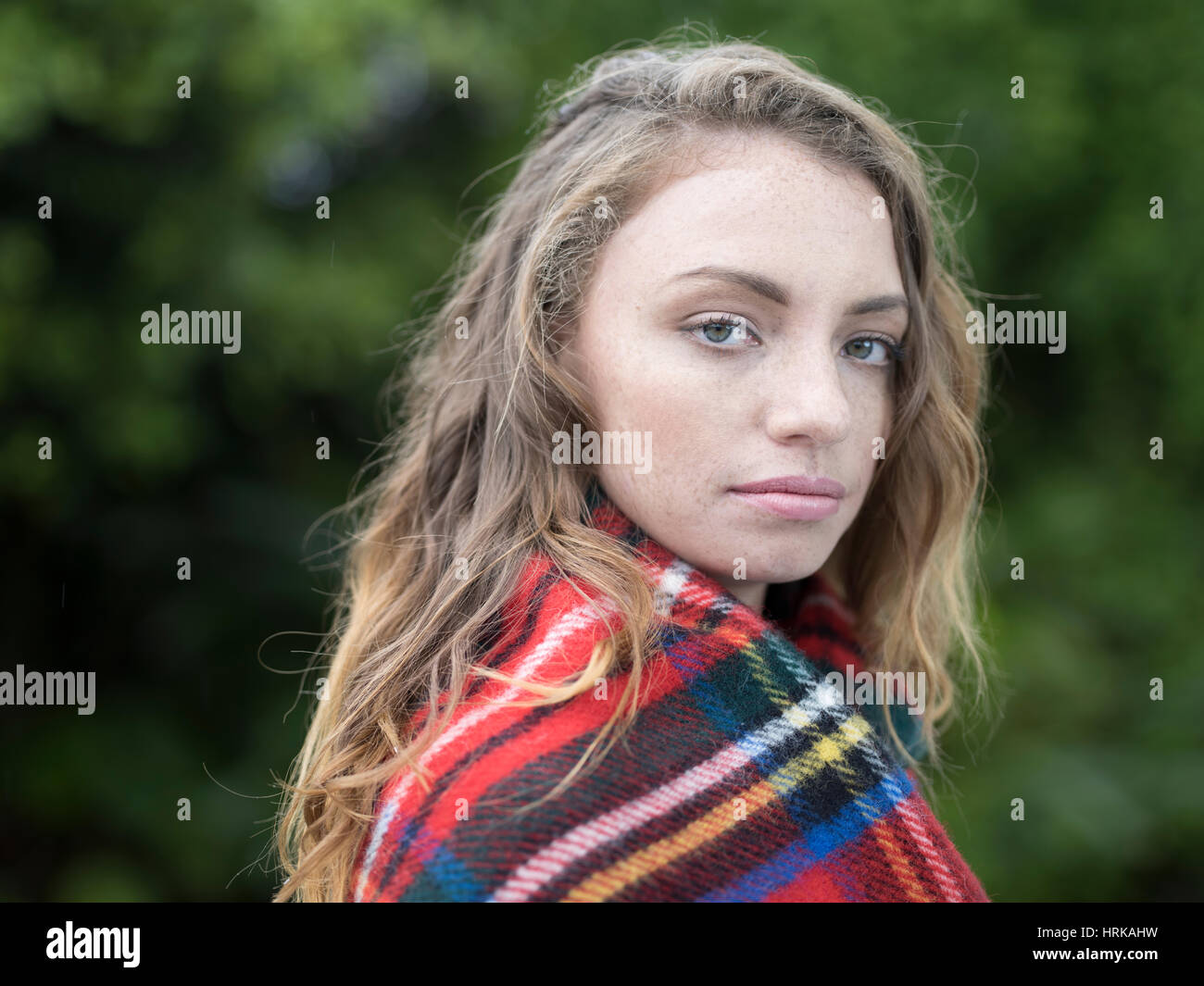 Jeune femme avec châle tartan Royal Stewart Banque D'Images