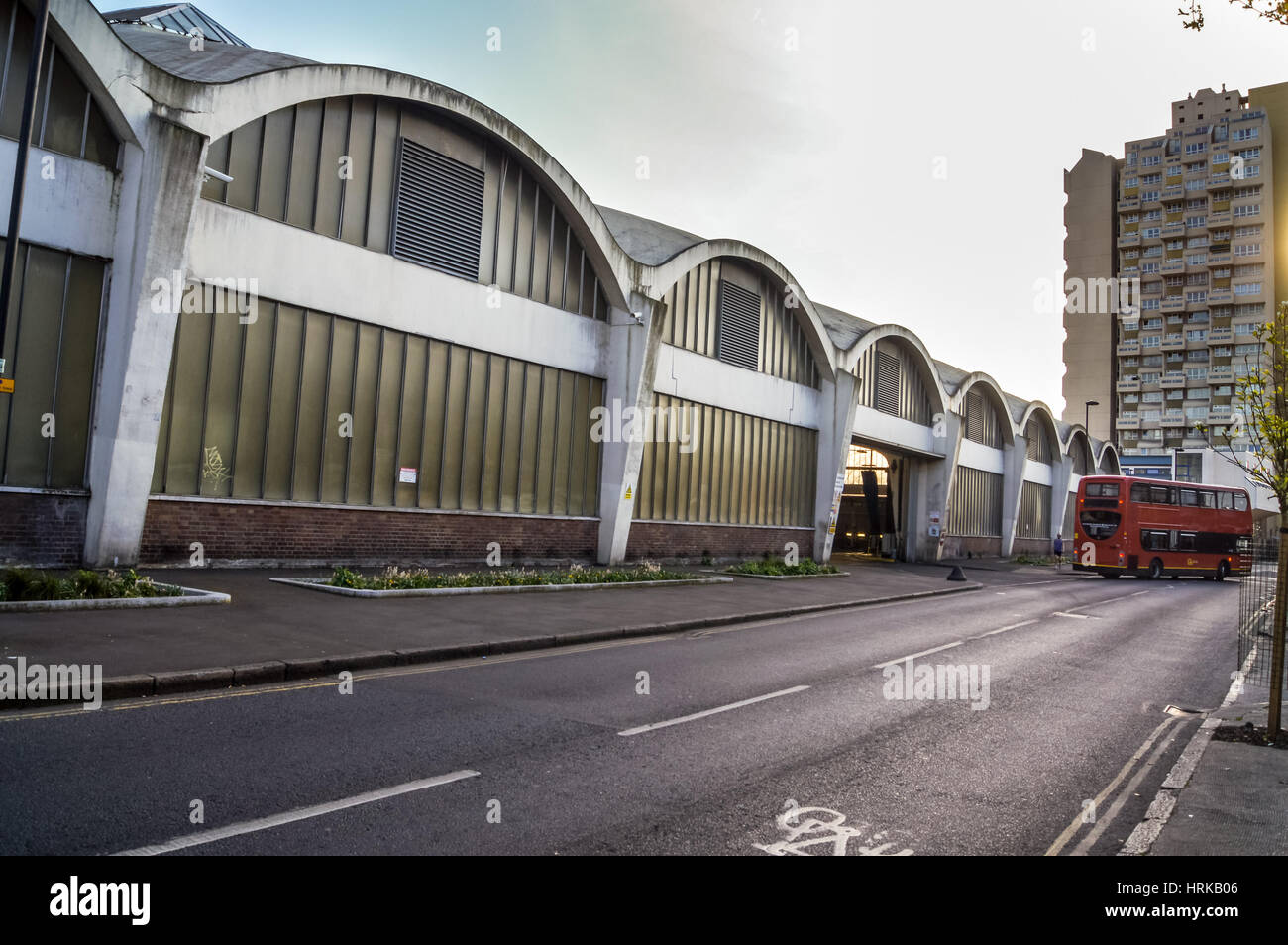 Un bus partant de Londres rouge Stockwell Bus Garage par un fichier .E. La bière et l'Adie, bouton & Partners, 1952, Stockwell, Londres, Angleterre Banque D'Images