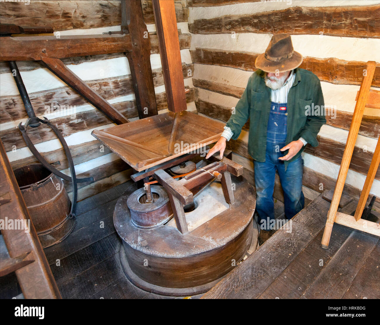 Glenn Wilson présente le moulin à eau historique au McCormick ferme, Raphine, Virginia. Banque D'Images