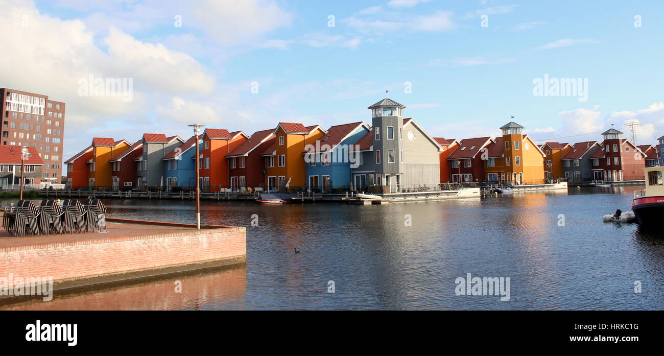 Maisons en bois de style scandinave colorée à Reitdiephaven. Développement du logement moderne dans la ville de Groningen, Pays-Bas Banque D'Images