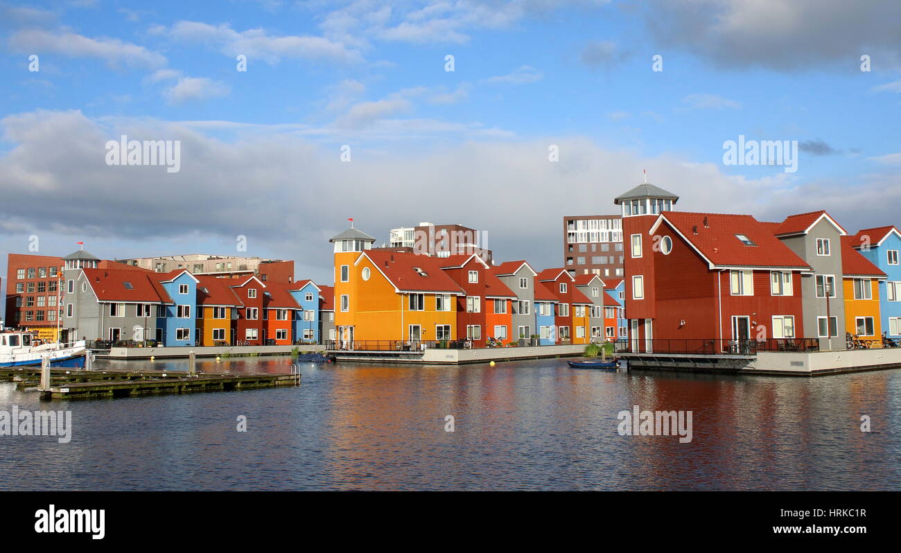 Maisons en bois de style scandinave colorée à Reitdiephaven. Développement du logement moderne dans la ville de Groningen, Pays-Bas Banque D'Images
