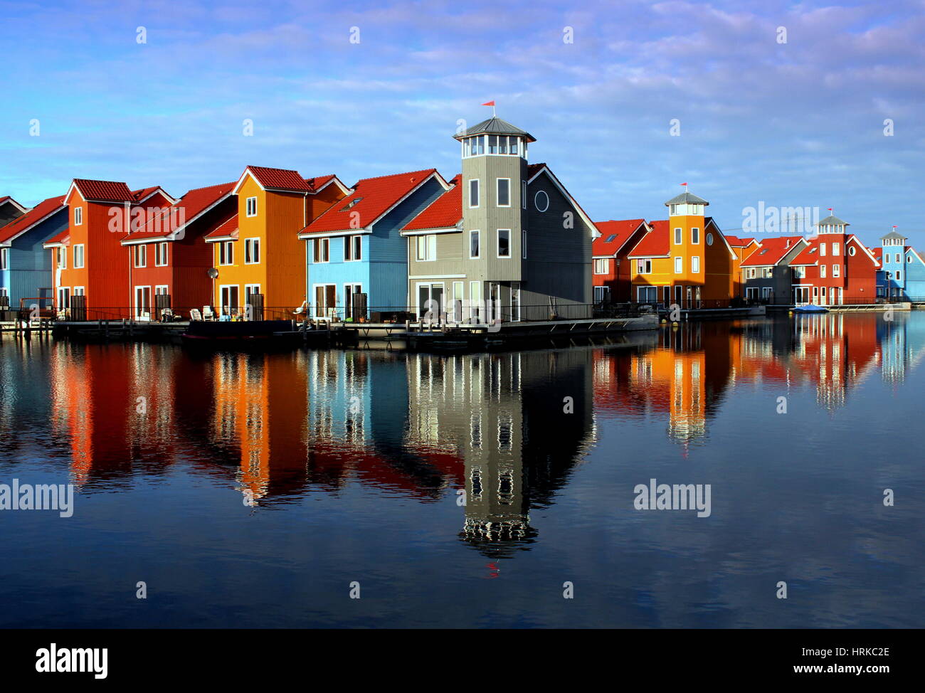 Maisons en bois de style scandinave colorée à Reitdiephaven. Développement du logement moderne dans la ville de Groningen, Pays-Bas Banque D'Images