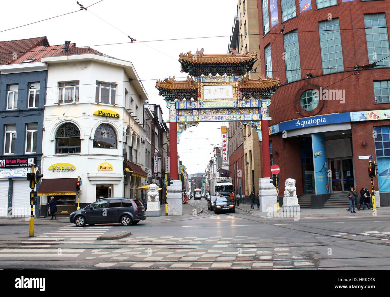 Grande porte en bois marquant l'entrée de Chinatown, Antwerpen Wesenbekestraat, central Anvers, Belgique Banque D'Images