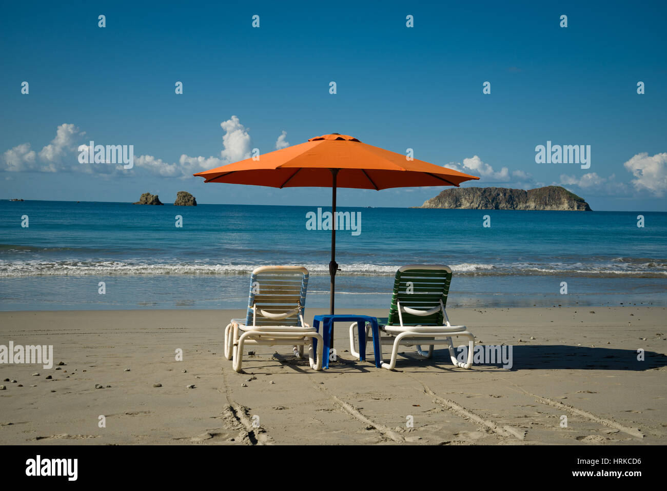 Vue sur la plage avec chaises longues et parasol. Banque D'Images