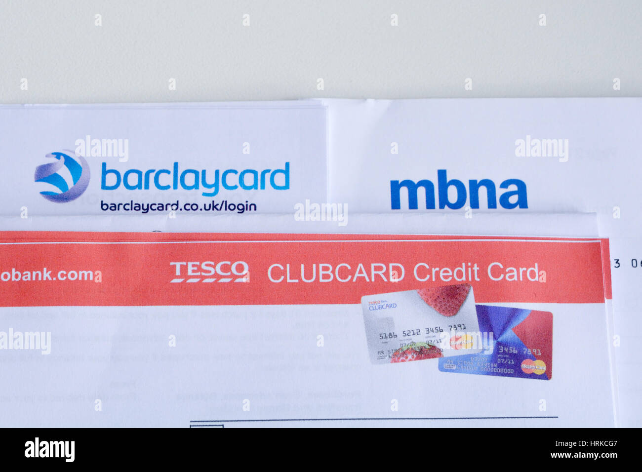 Pile de carte de crédit y compris Tesco Bank, Barclaycard et MBNA - indicatif de la génération de transfert l'blanace Banque D'Images