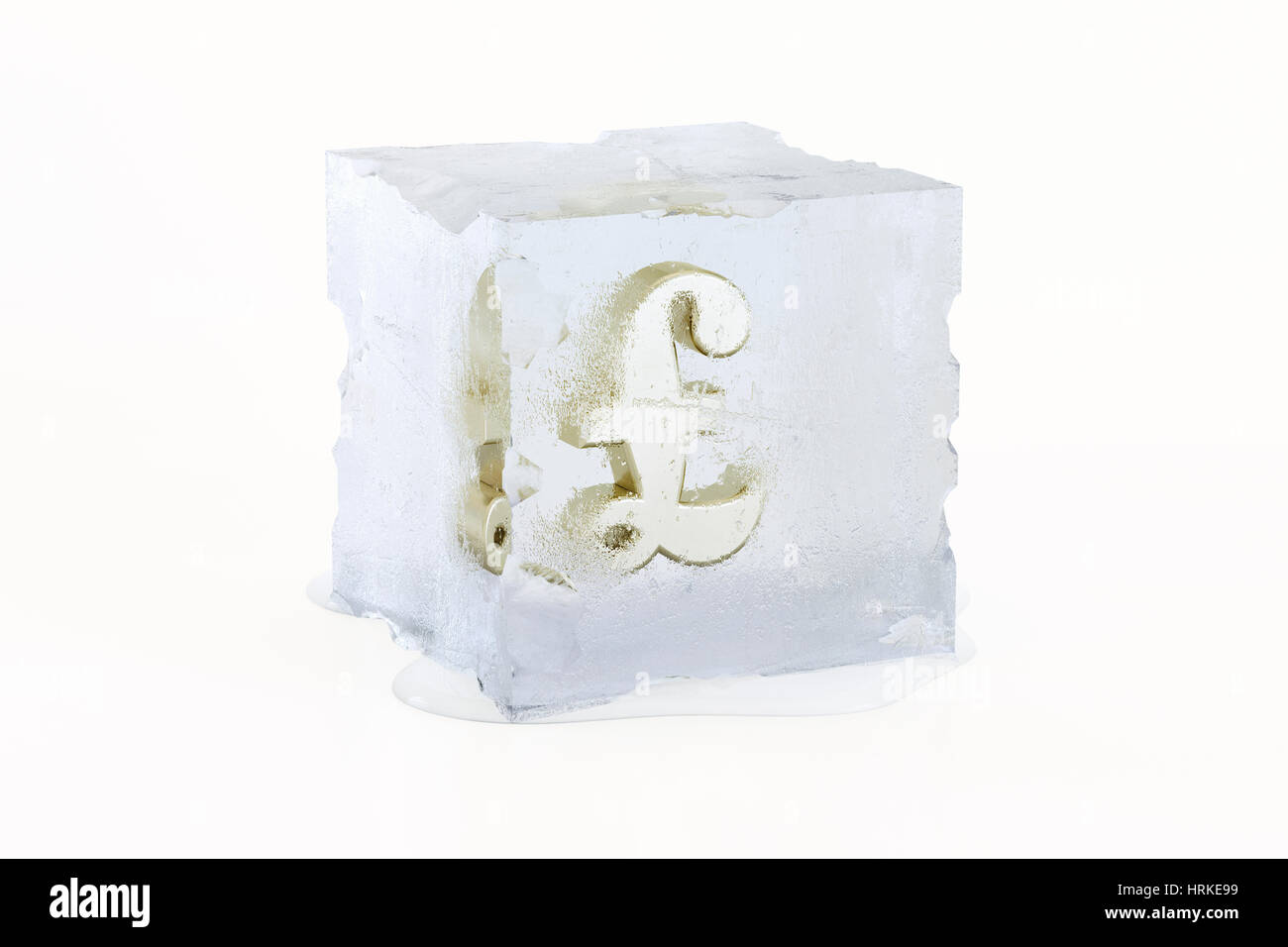 Golden Livre Sterling symbole congelé dans un cube de glace fond lentement isolé sur fond blanc Banque D'Images