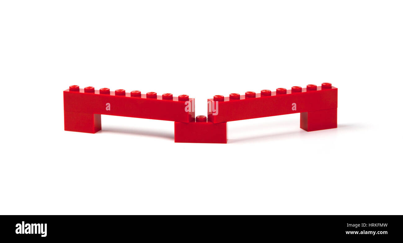 Construction en brique Lego, pont, viaduc, barrière, etc. de briques Lego rouge sur blanc. Banque D'Images