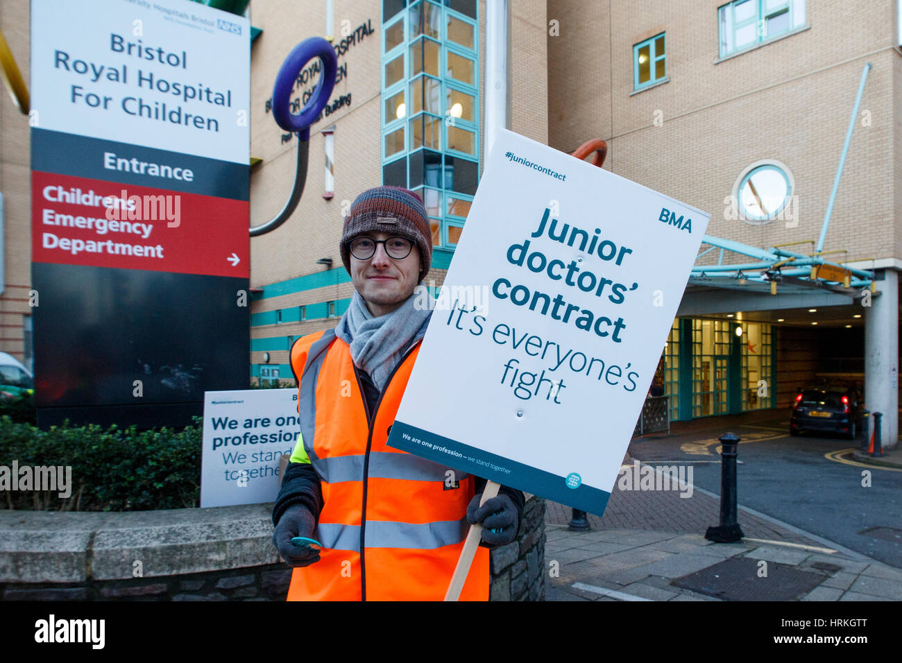 Le cas d'une plaque portant l'appui manifestant NHS Médecins en grève est illustré à l'extérieur de la Bristol Royal Infirmary pendant une sauvegarde de la protestation du NHS. Banque D'Images