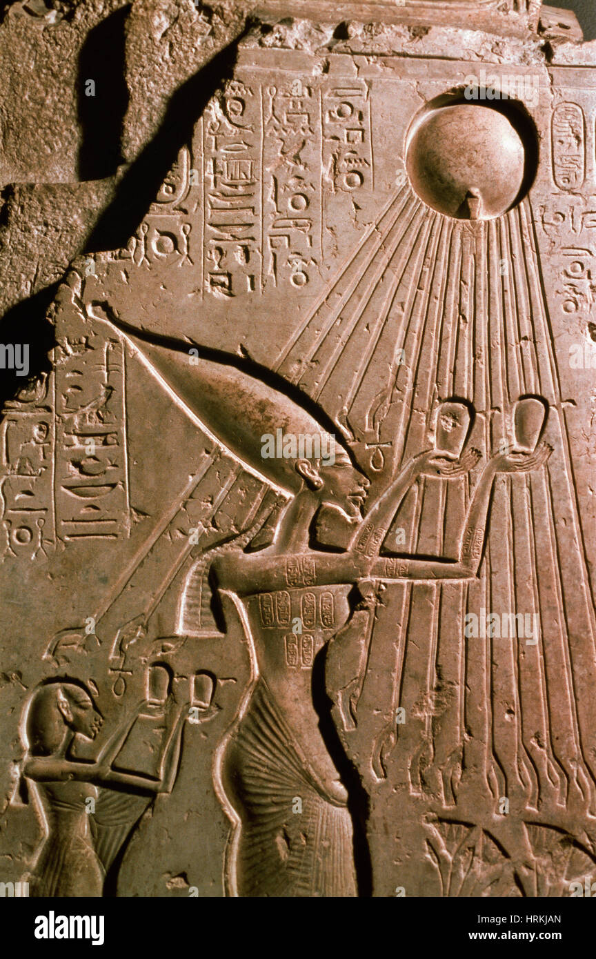 Akhenaton avec Aton, dieu solaire égyptien Banque D'Images