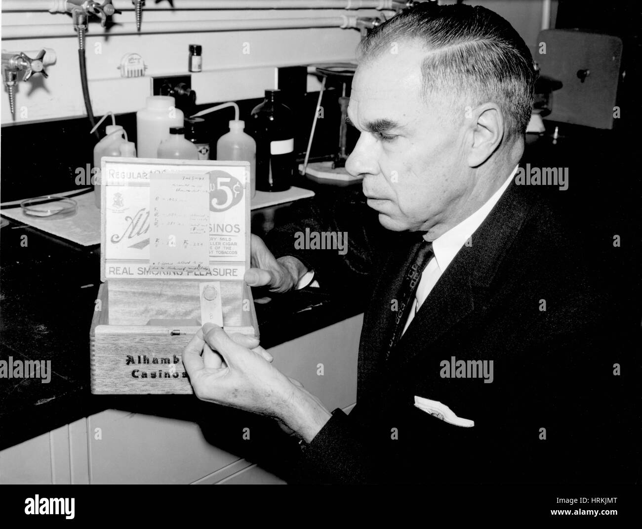 Glenn Seaborg avec échantillon de plutonium Banque D'Images