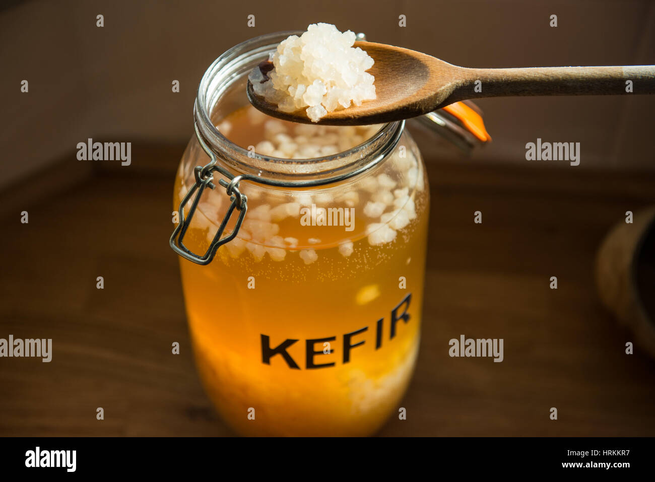 Faire de l'eau du kéfir fait maison Banque D'Images