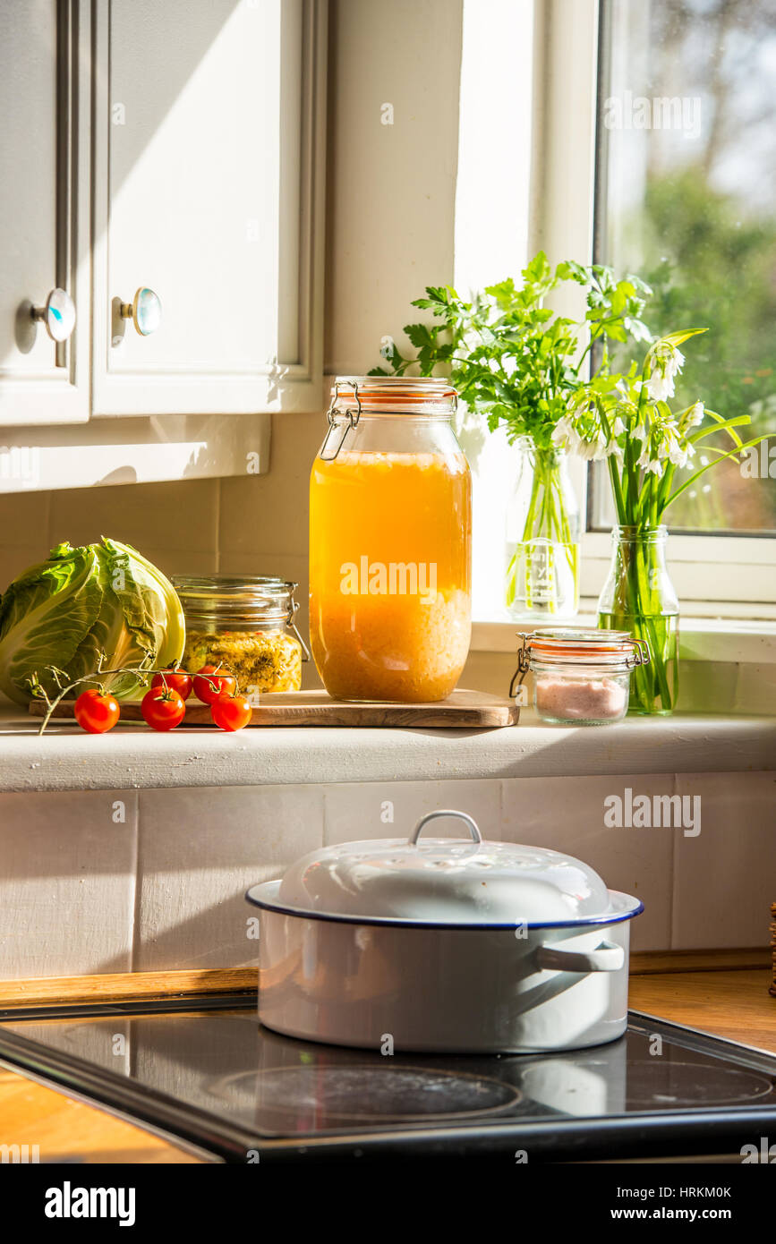 Le kéfir d'eau faits maison et de la choucroute, des prébiotiques et probiotiques qui favorisent la santé des intestins et améliorer le système immunitaire. avec des légumes biologiques Banque D'Images