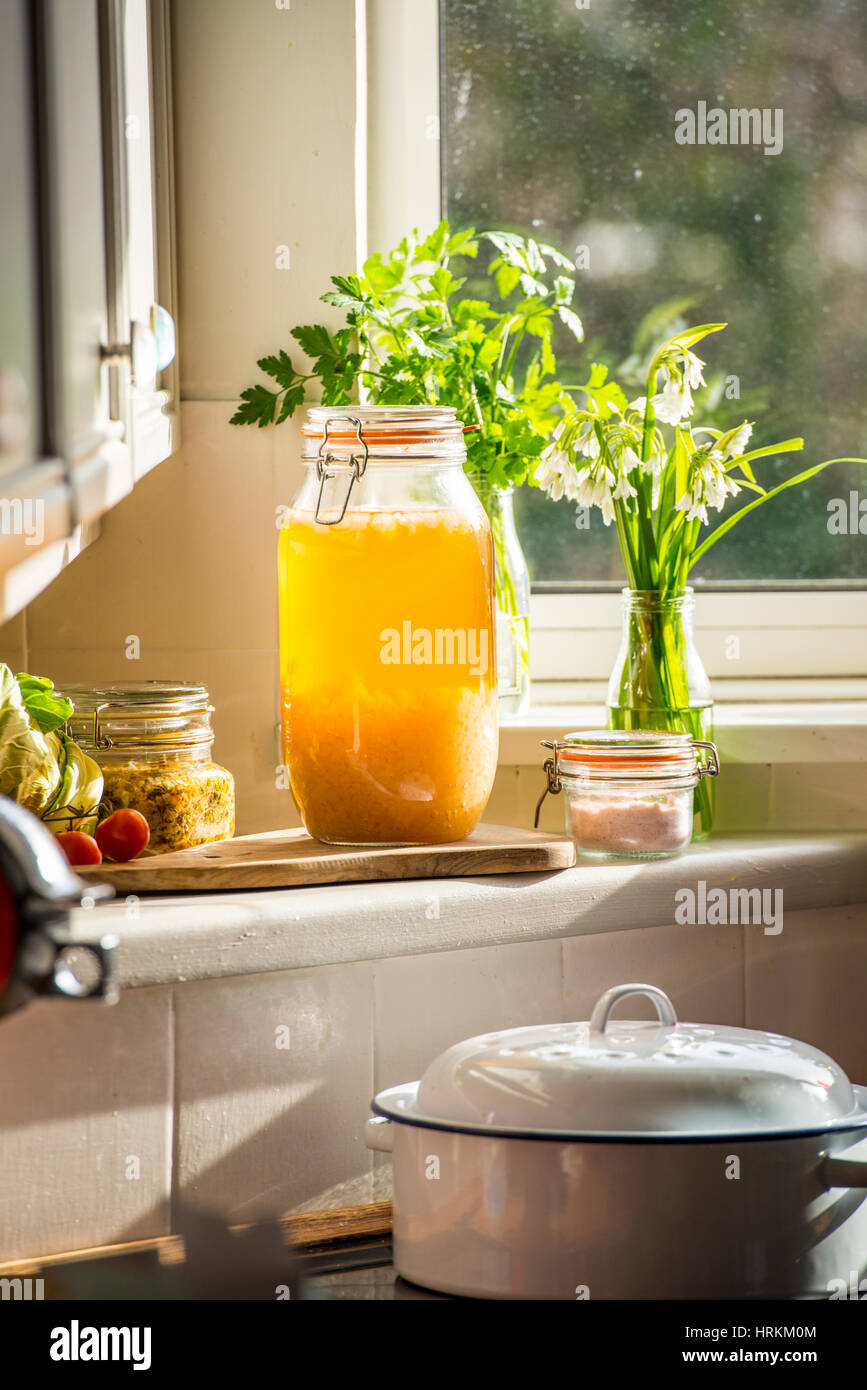 Le kéfir d'eau faits maison et de la choucroute, des prébiotiques et probiotiques qui favorisent la santé des intestins et améliorer le système immunitaire. avec des légumes biologiques Banque D'Images