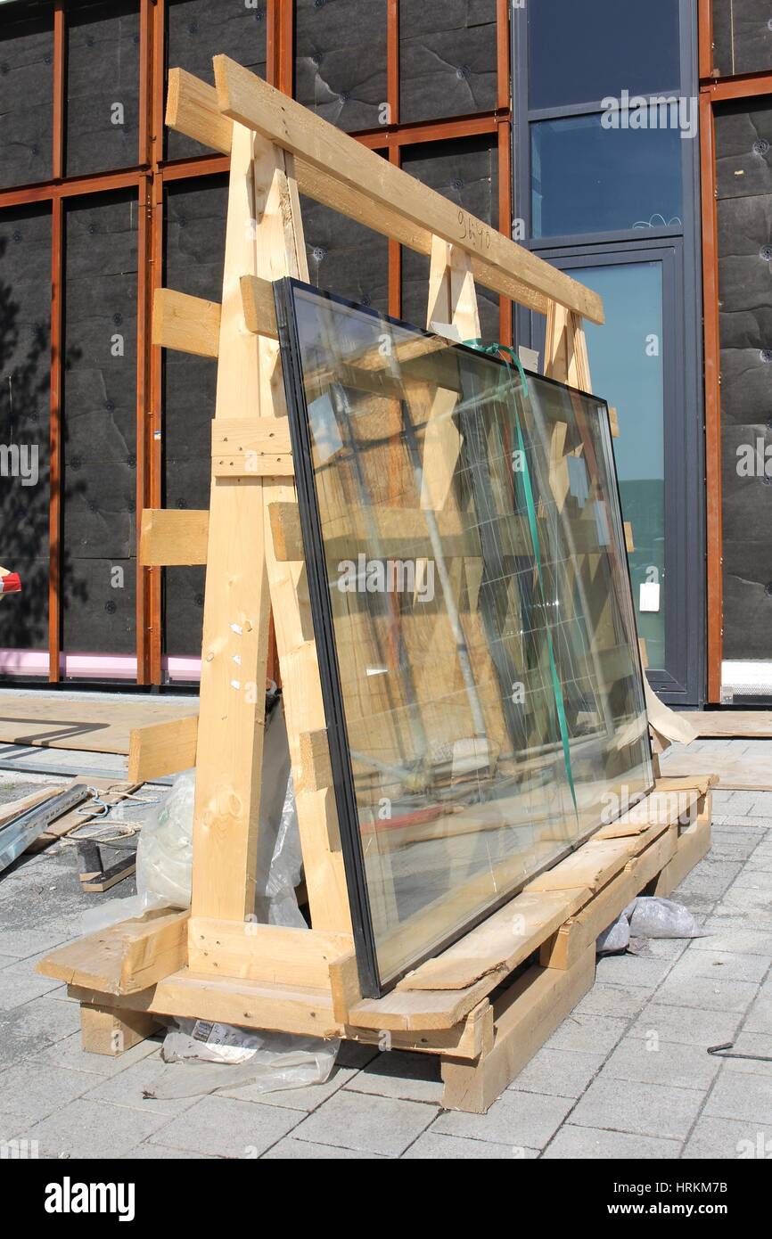 Palette avec vitres en face de nouveau construire Banque D'Images