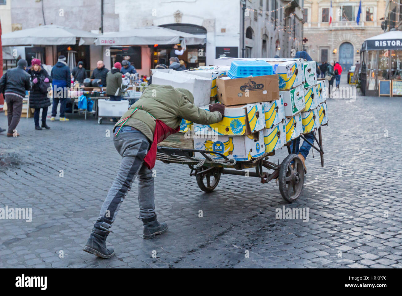 Un vendeur de rue en poussant un chariot à Rome, Italie. Banque D'Images