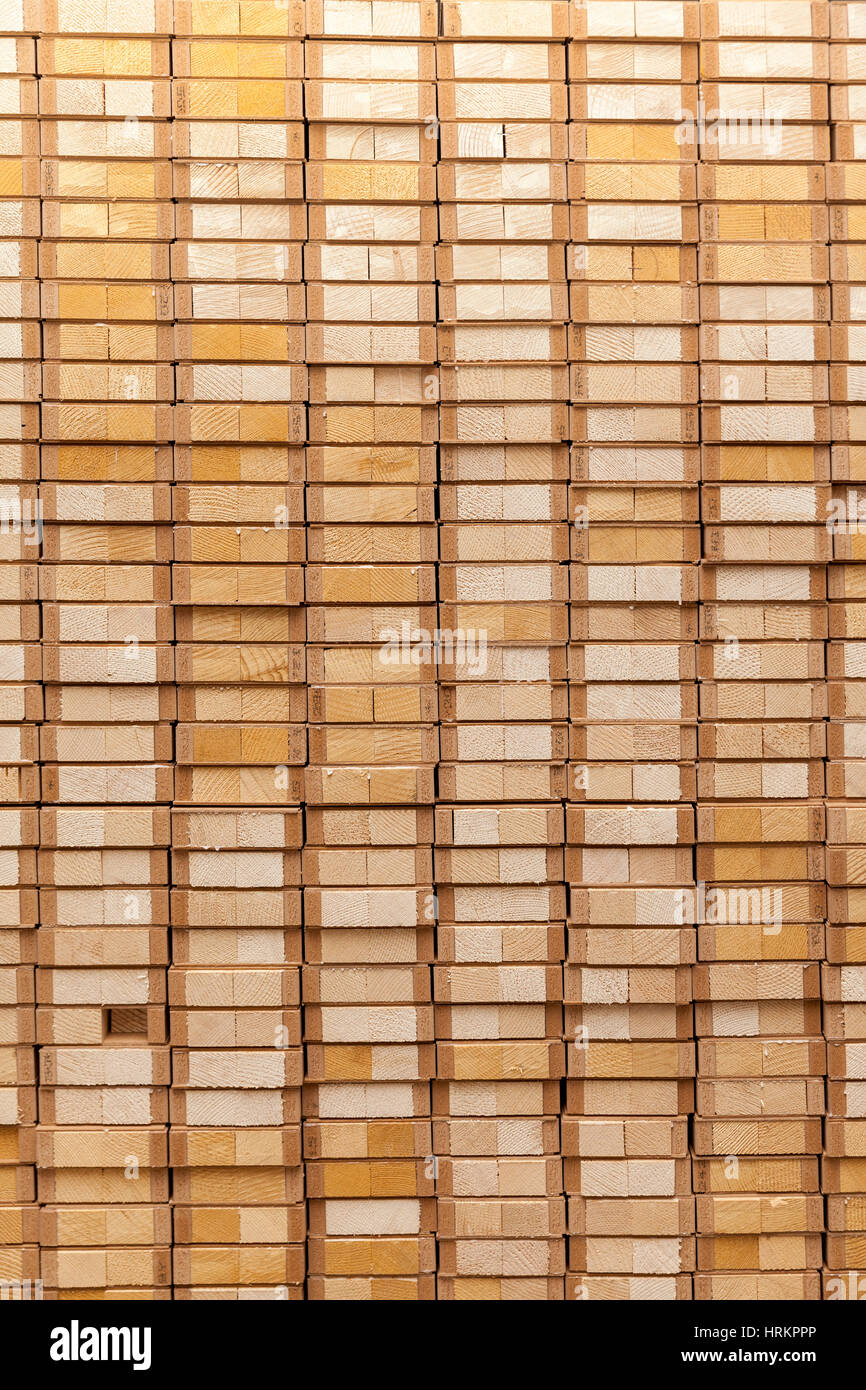 Les panneaux de bois empilés sur une pile Banque D'Images