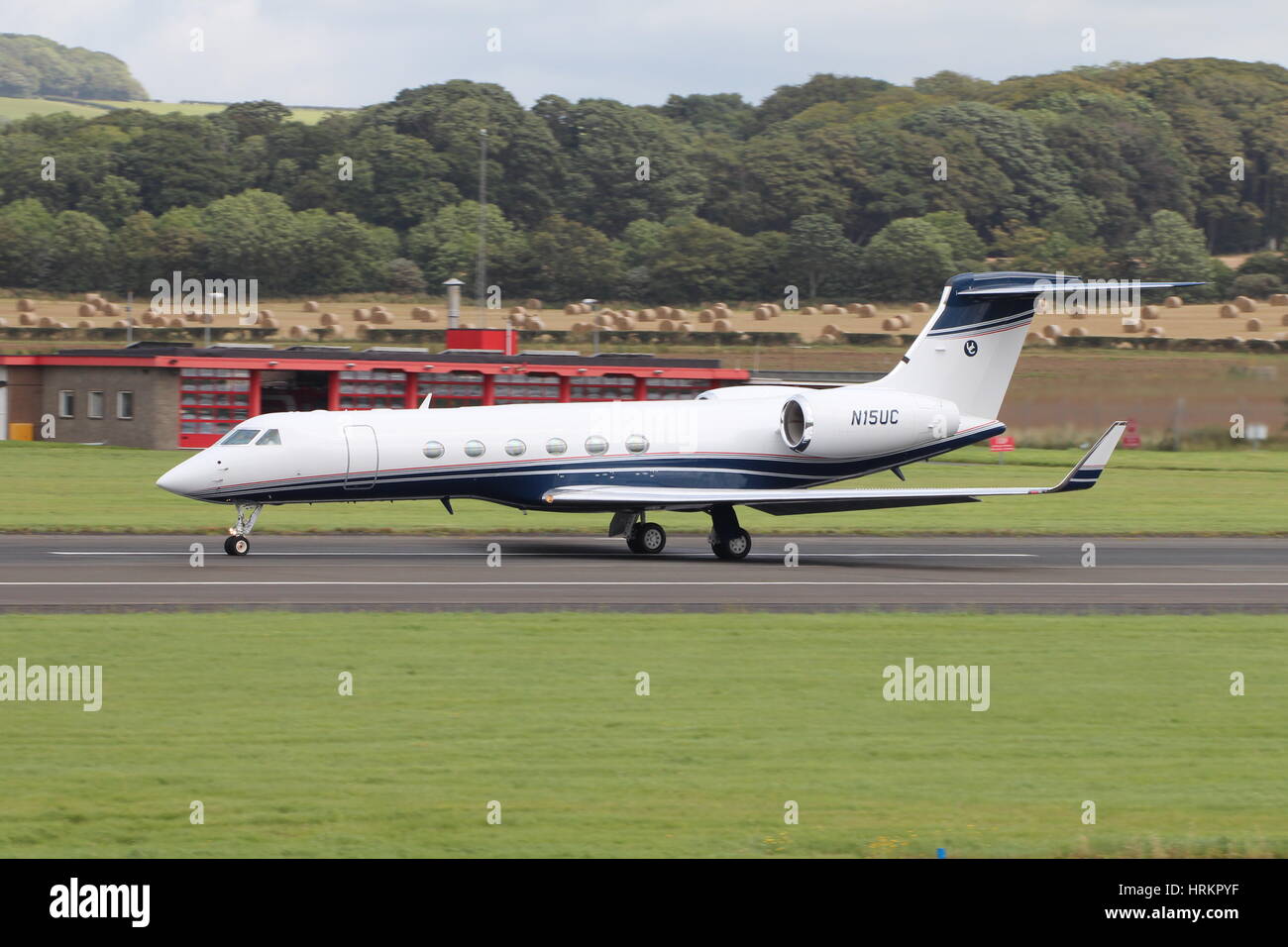 N15UC, un Gulfstream Aerospace G-V effectués par United Company, à l'Aéroport International de Prestwick. Banque D'Images