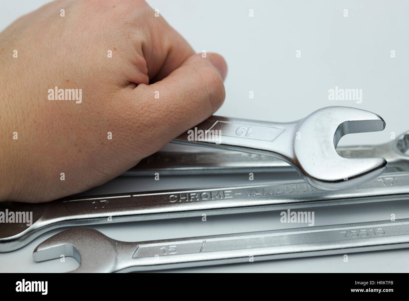 Main tenant un anneau de clés plates sur un fond blanc. Banque D'Images