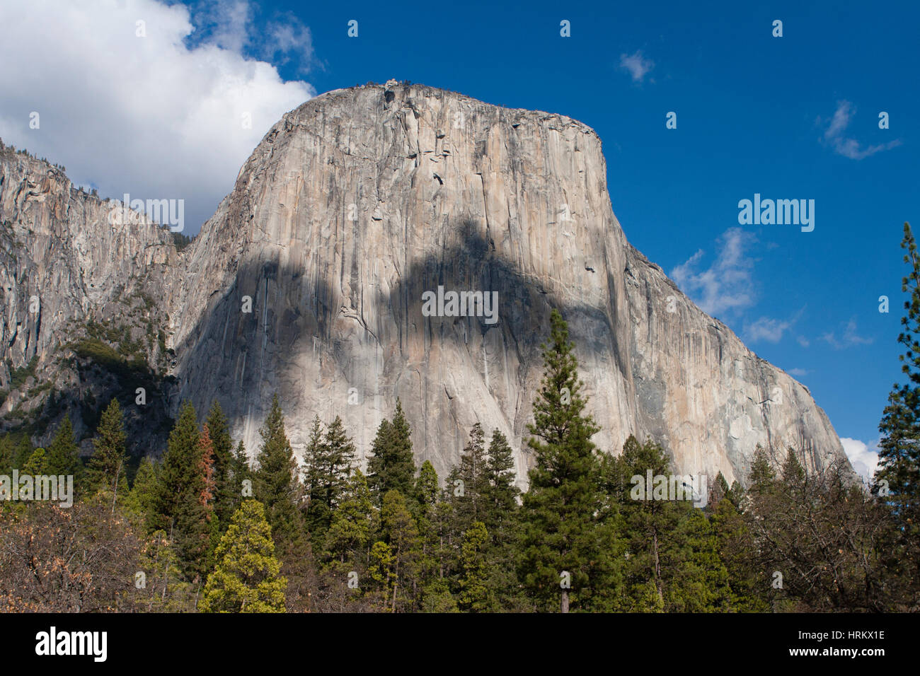 El Capitan avec ombres des nuages sur son visage Banque D'Images