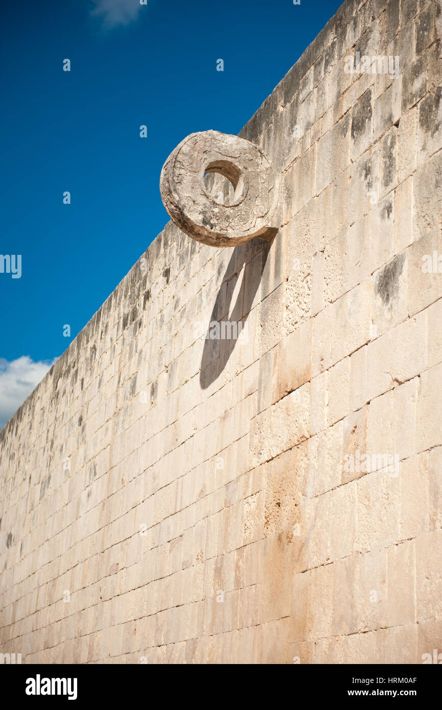 Mur sur terrain de football maya à Chichen Itza, Yucatan, Mexique. Banque D'Images
