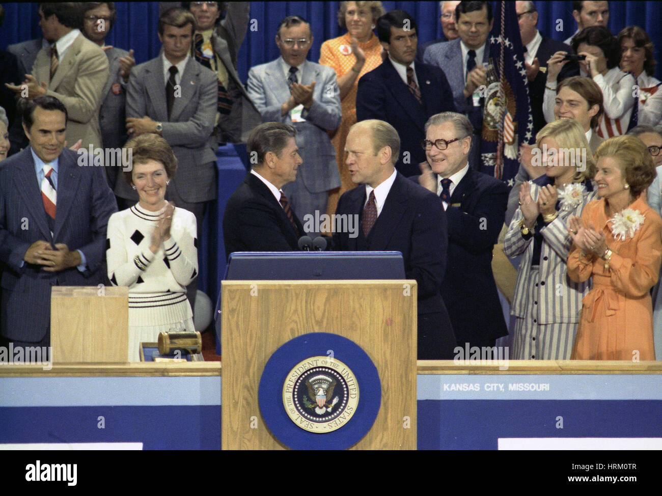 RONALD REAGAN félicite le président Gerald Ford sur la gagnante 1976 nomination républicaine le 19 août avec Nancy Reagan à gauche, l'épouse de Betty Ford à l'extrême droite et Nelson Rockefeller dans les verres. Photo : William Fitz-Patrick/officiel de la Maison Blanche Banque D'Images