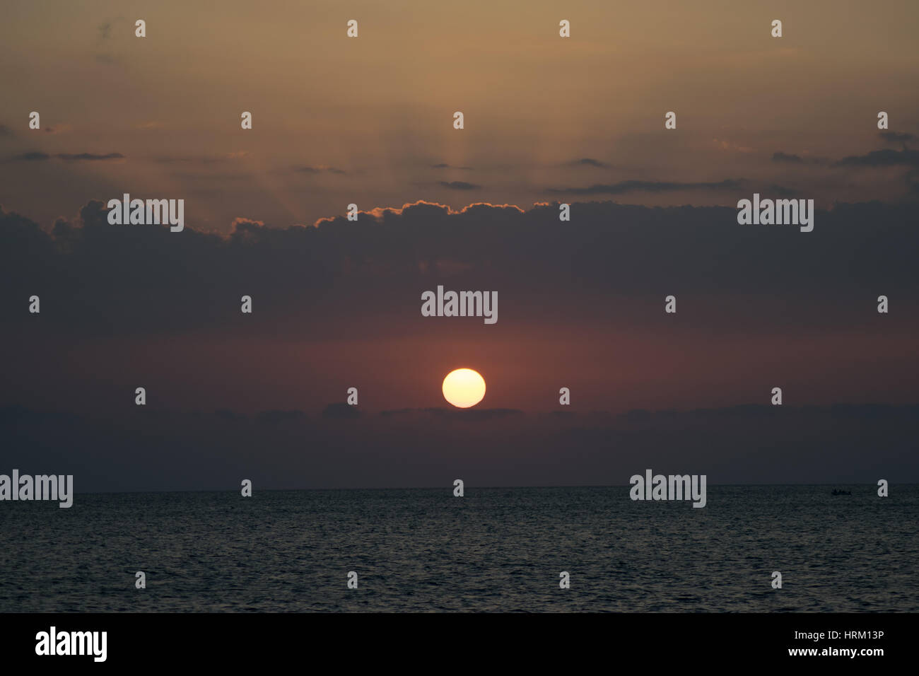 Un magnifique coucher de soleil sur la côte grecque Banque D'Images