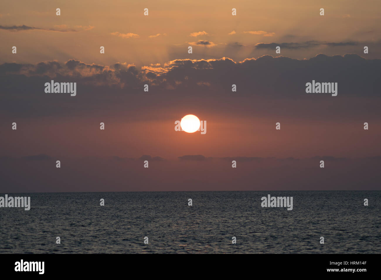 Un magnifique coucher de soleil sur la côte grecque Banque D'Images