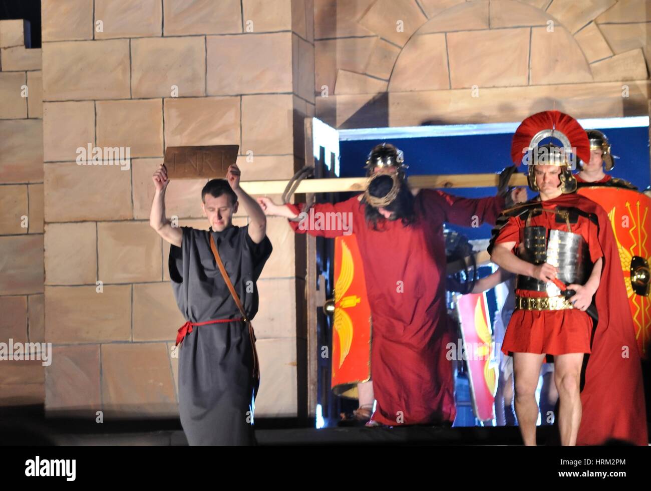 Mystère de la Passion - acteur reproduisant le Christ portant la Croix à son lieu d'exécution. Spectacle en plein air, réalisé par Artur Piotrowski. Banque D'Images