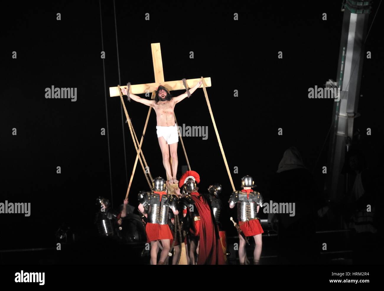 Mystère de la Passion - Acteurs reproduisant la crucifixion de Jésus Christ par des soldats romains. Spectacle en plein air, réalisé par Artur Piotrowski. Banque D'Images