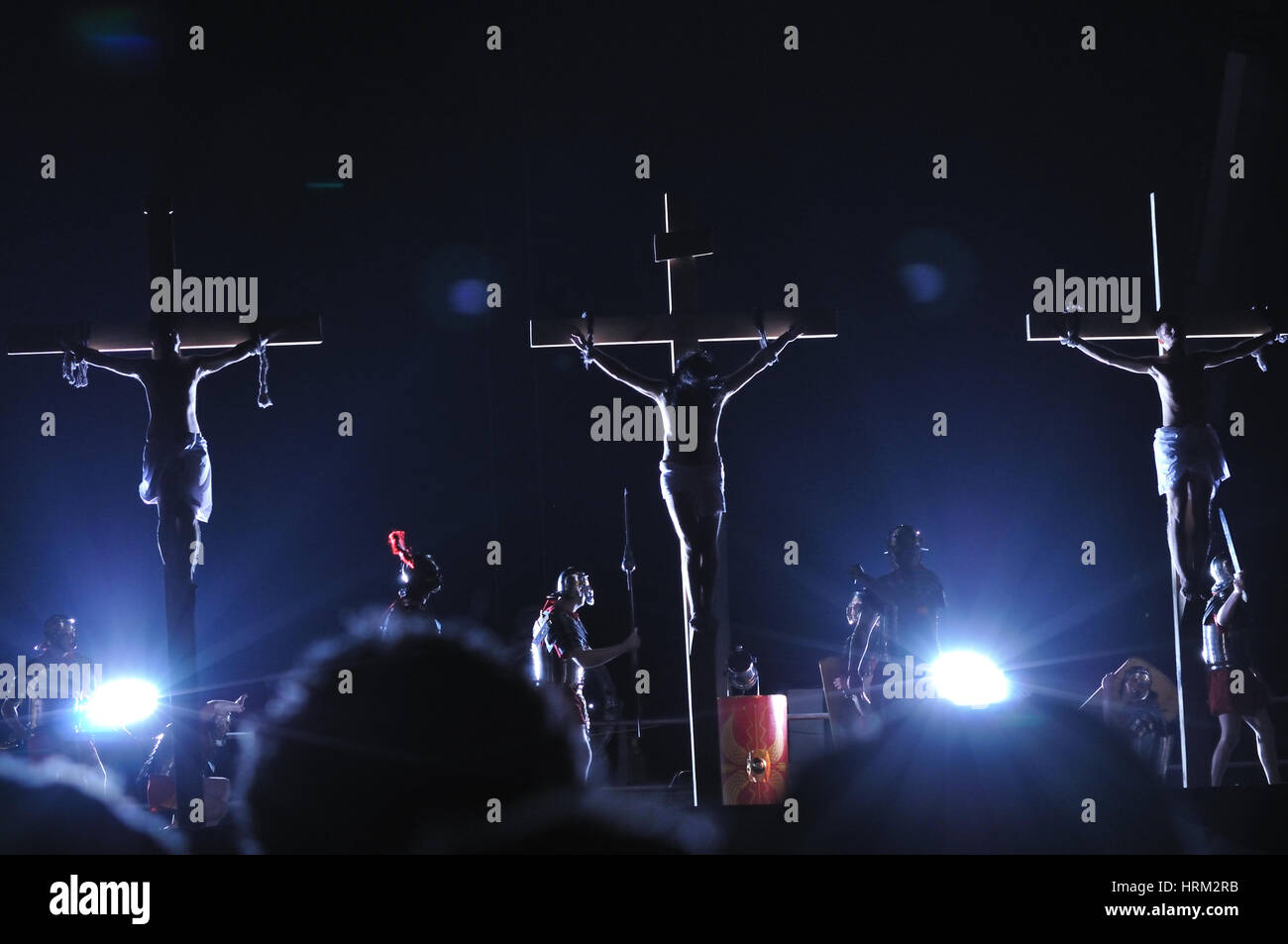 Mystère de la Passion - Acteurs reproduisant la crucifixion de Jésus Christ par des soldats romains. Spectacle en plein air, réalisé par Artur Piotrowski. Banque D'Images