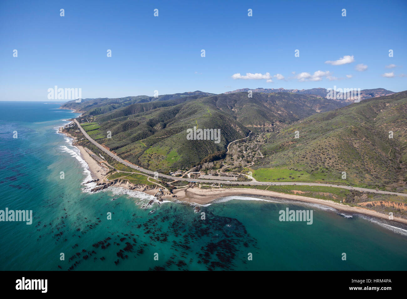 Vue aérienne de Leo Carrillo State Park et Pacific Coast Highway à Malibu, en Californie. Banque D'Images