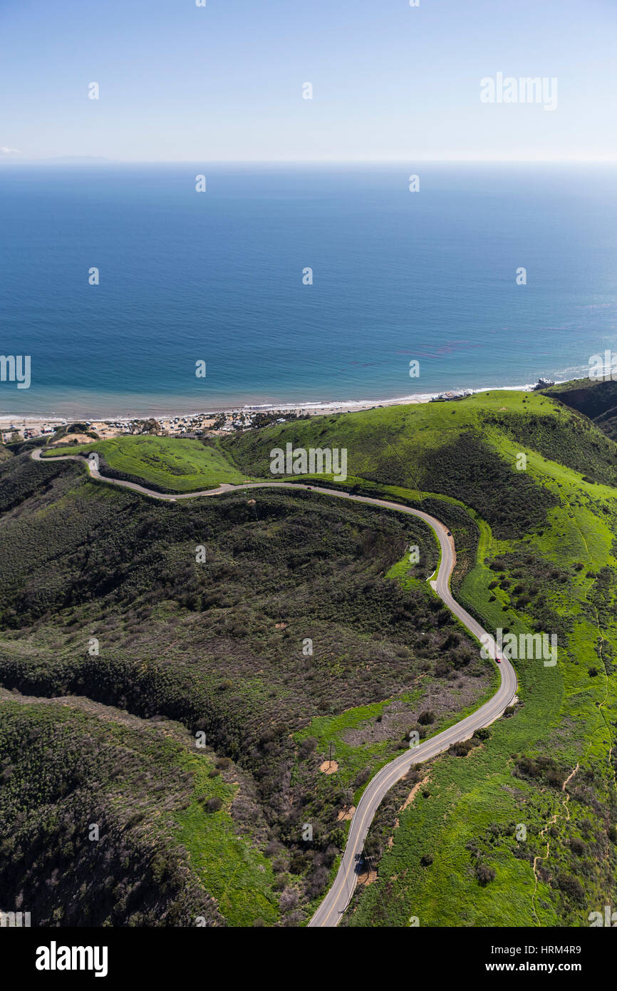 Vue aérienne de Corral Canyon Road menant à l'océan Pacifique à Malibu, en Californie. Banque D'Images