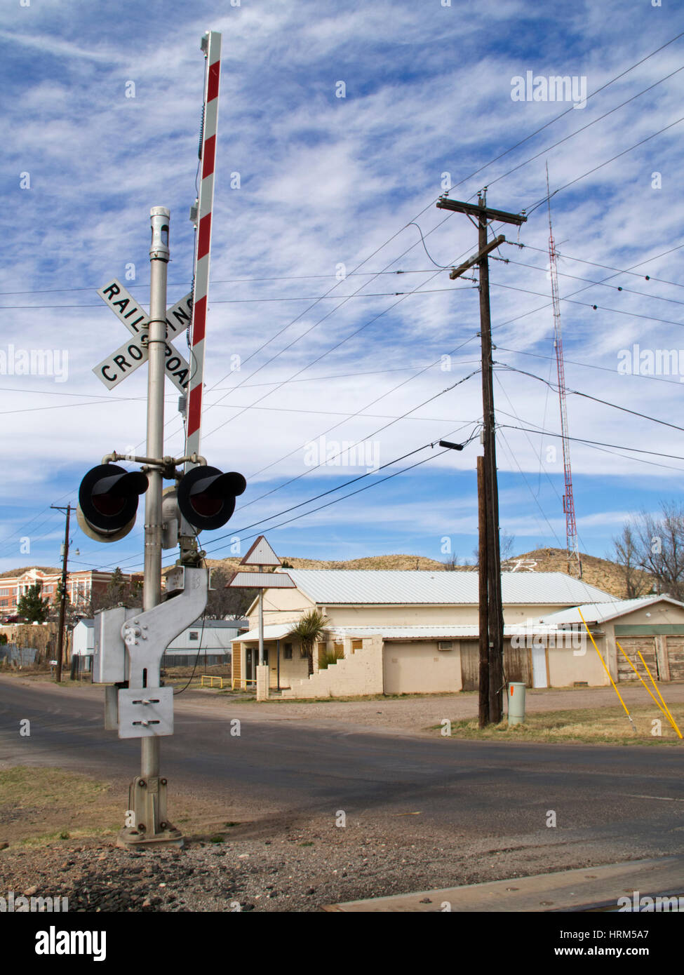 Des verrous sur un signal ferroviaire alpine dans le cabinet, l'ouest du Texas. Banque D'Images