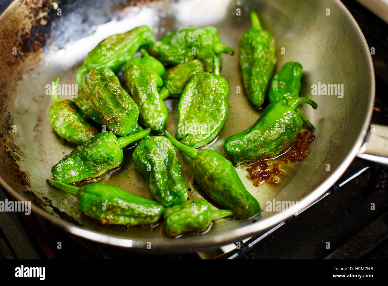 Fried Spanish padron poivrons, célèbre pour être un peu comme la roulette russe certains sont cool alors que d'autres sont très épicés Banque D'Images