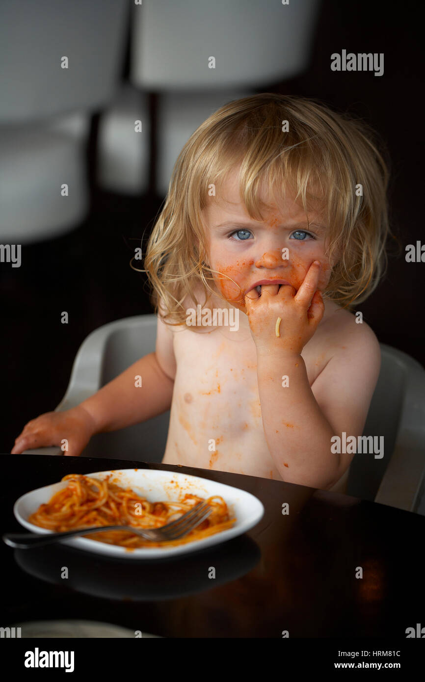 Little girl eating spaghetti dans restaurant Banque D'Images