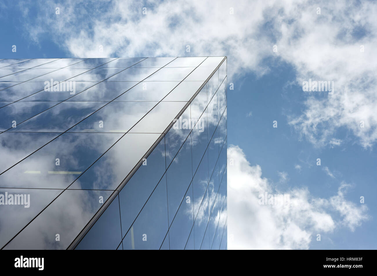 Low angle view of grand bâtiment en verre de l'entreprise. Southwark, Londres Banque D'Images