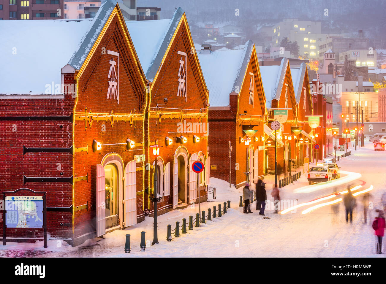 HAKODATE, JAPON - Février 2, 2017 : les touristes profiter d'une soirée enneigée à l'historique Kanemori Warehouse District. Hakodate Port a été parmi les premiers Japonais Banque D'Images