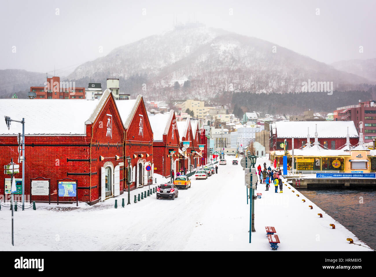 HAKODATE, JAPON - Février 2, 2017 : les touristes profiter un jour de neige à l'historique Kanemori Warehouse District. Hakodate Port a été parmi les premiers Japonais por Banque D'Images