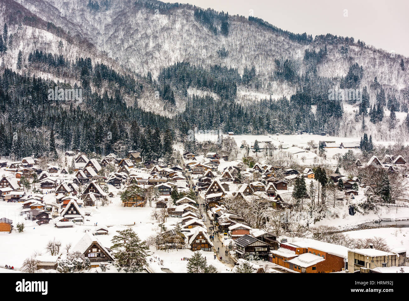 Shirakawago, village d'hiver historique du Japon. Banque D'Images