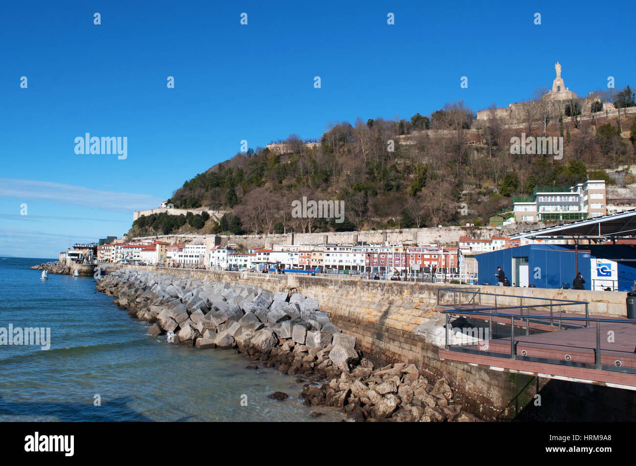 Pays Basque, Espagne : les toits de la vieille ville et vue de la sculpture de 12 mètres de long de Jésus Christ, construit en 1950 sur le sommet de la colline d'Urgull Banque D'Images