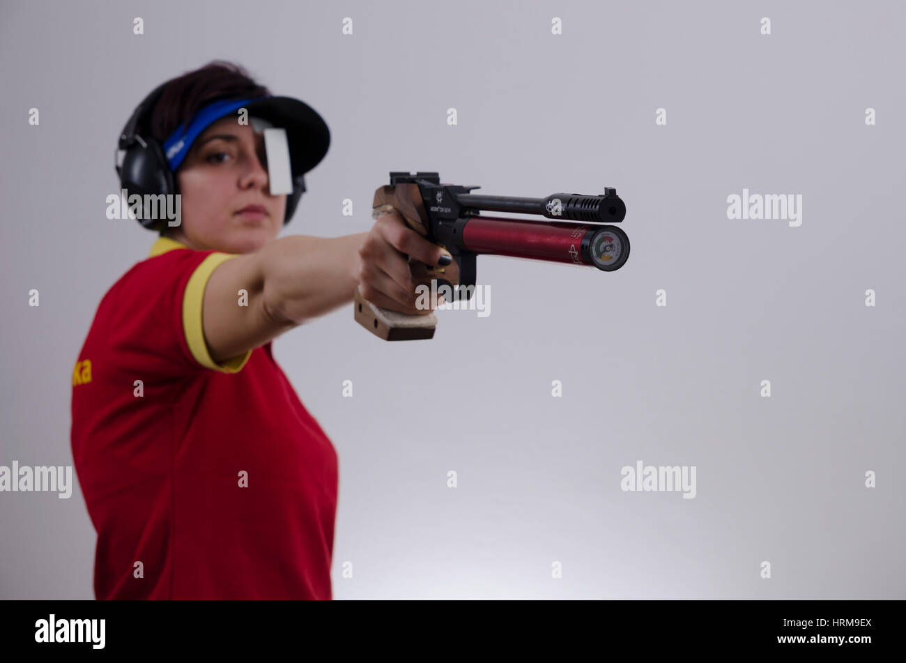 Jeune femme avec pistolet air Banque D'Images