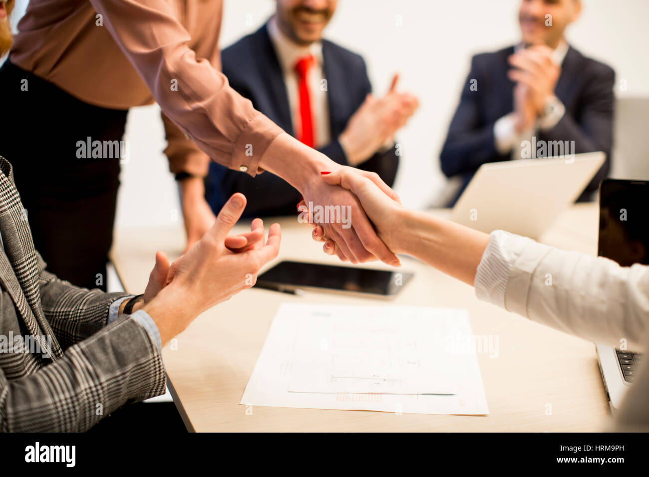 Business people shaking hands finir une séance in office Banque D'Images