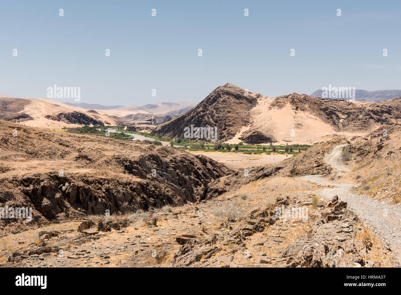 Approche de la rivière Kunene dans Kaokoland, marquant la frontière entre la Namibie et l'Angola. La Wilderness Safaris Serra Cafema Camp est situé ici. Banque D'Images