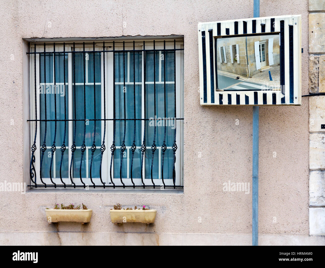 Miroir de sécurité routière attaché à un mur dans Perignac Sud Ouest France Banque D'Images